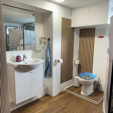 Schoene Souterrain In Mit Sauna! *