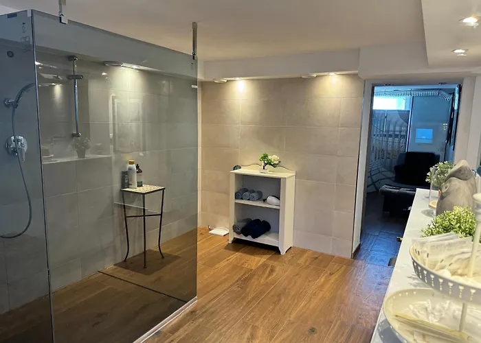 Schoene Souterrain In Mit Sauna! Lejlighed *