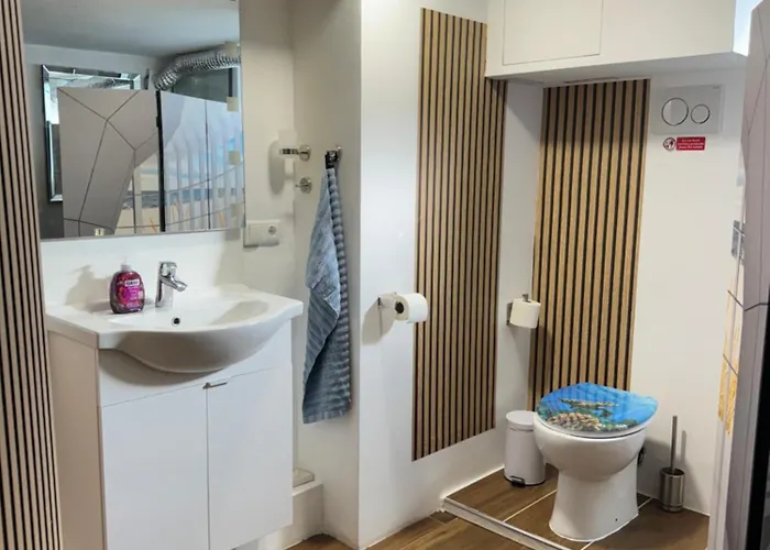 Schoene Souterrain In Mit Sauna! *